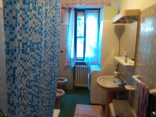 A bathroom at Appartamento in zona tranquilla a 400m dal mare