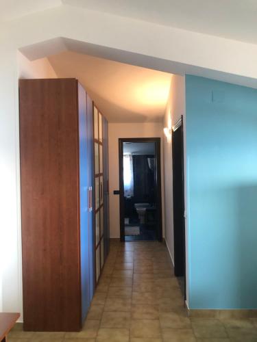 a hallway leading into a room with a door and a hallway at B&B Altamarea in Falerna