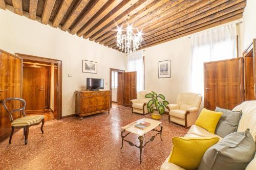 Apartment in a Historic Venetian Building, Venice – Updated 2022 Prices