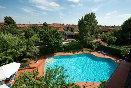 La alberca dentro o cerca de B&B Family First