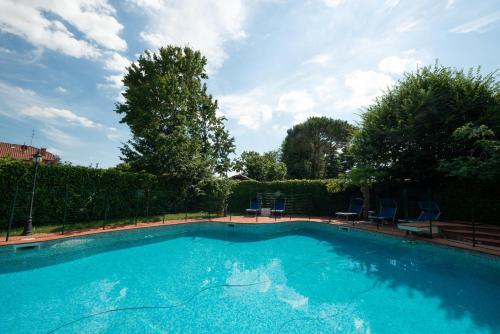 La alberca dentro o cerca de B&B Family First