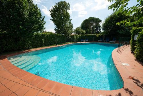 La alberca dentro o cerca de B&B Family First