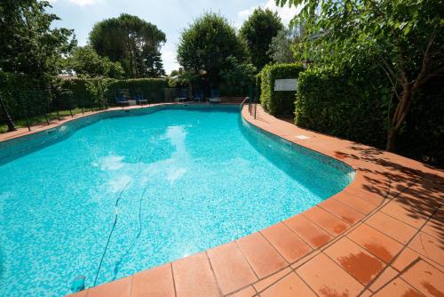 La alberca dentro o cerca de B&B Family First