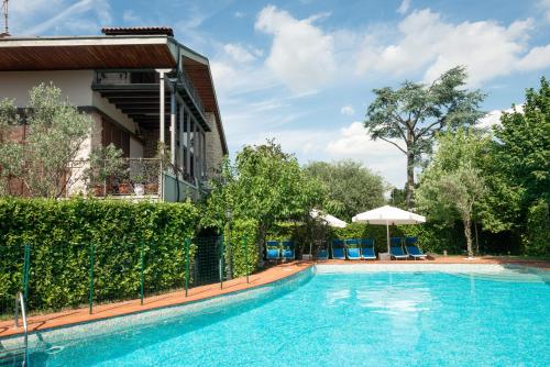 La alberca dentro o cerca de B&B Family First
