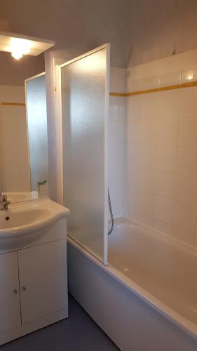 une salle de bain avec une douche, une baignoire et un lavabo dans l'établissement Charmant studio face aux Pyrénées, à Font-Romeu-Odeillo-Via