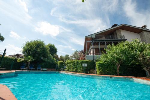 La alberca dentro o cerca de B&B Family First