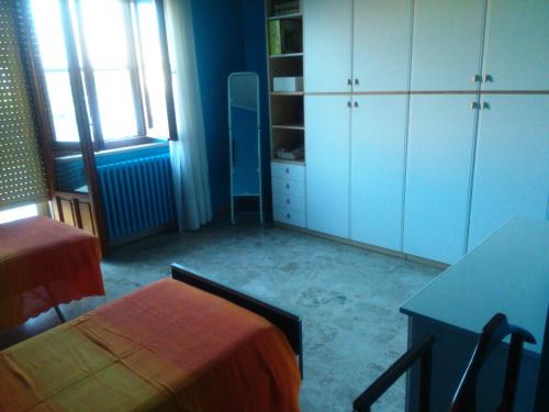 A bed or beds in a room at Appartamento in zona tranquilla a 400m dal mare