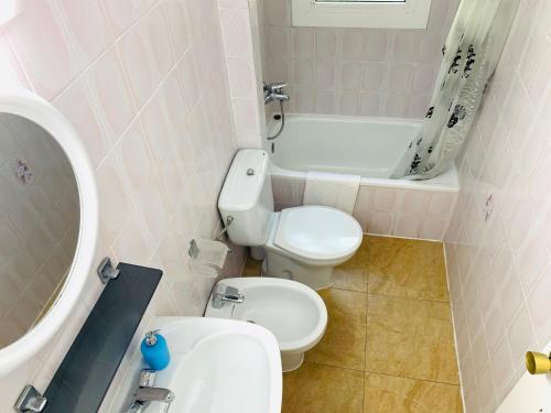 リョレート・デ・マルにあるEva Aparthotelのトイレ、洗面台、浴槽を備えたバスルーム