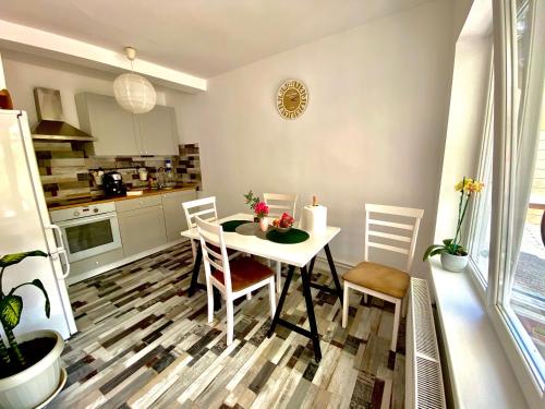 a kitchen and dining room with a table and chairs at Vinyl’s Place in Braşov