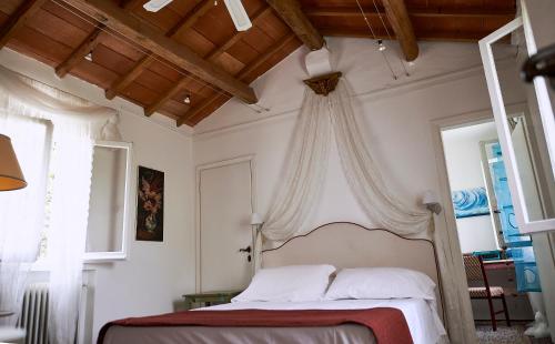 a bedroom with a bed with a canopy at Cà del Mar rustico a Jesolo con giardino e piscina privati ad uso esclusivo # in Jesolo