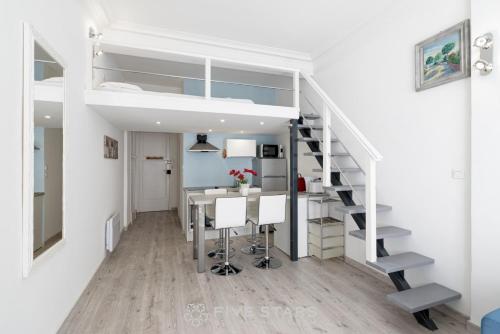 une chambre avec une mezzanine et une salle à manger dans l'établissement Studio Imperator Five stars holiday house, à Nice