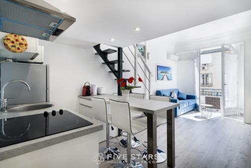 - une cuisine avec un évier et une table dans une chambre dans l'établissement Studio Imperator Five stars holiday house, à Nice