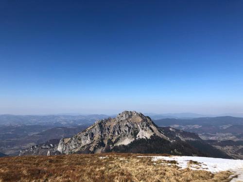 Pemandangan gunung umum atau pemandangan gunung yang diambil dari rumah tamu ini