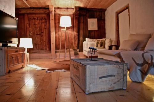 a living room with a trunk in the middle of the room at Tgesa Ferrera in Schmitten