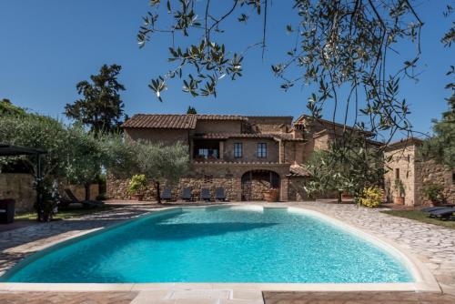 an image of a swimming pool in front of a house at I Melograni del Chianti in Poggibonsi