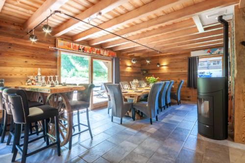 une salle à manger avec une table et des chaises dans l'établissement Le Nordic, à Morzine