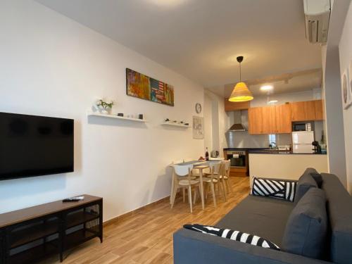 Apartments Sant Lluis CENTER, 2 min walk from the sea
