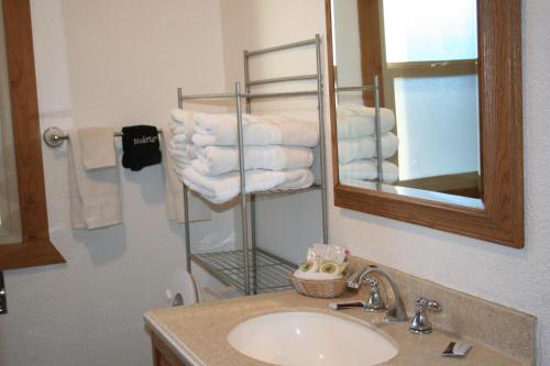 bagno con lavandino, specchio e asciugamani di Hatch Station Bryce Canyon a Hatch