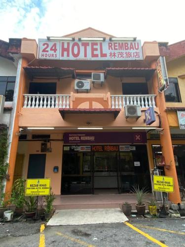 Hotel Rembau في Rembau: فندق فيه لافتات امام مبنى
