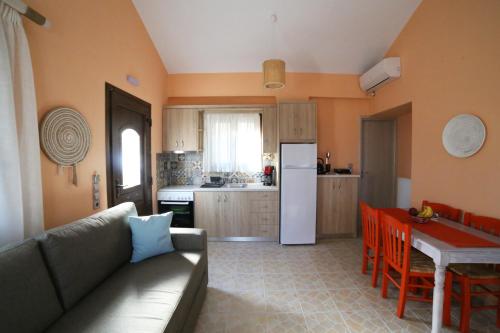 a living room with a couch and a kitchen at Ικαριων Γη in Manganítis