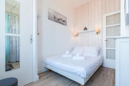 - une chambre avec un lit blanc et 2 boîtes dans l'établissement Sea View - Promenade des Anglais 1 Bdr, à Nice