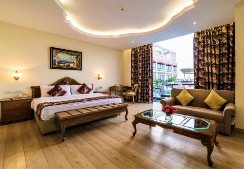 um quarto com uma cama, um sofá e uma mesa em Welcomhotel by ITC Hotels, Bella Vista, Panchkula - Chandigarh em Chandīgarh