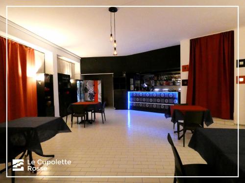 un restaurant avec un bar doté de tables et de chaises dans l'établissement Hotel Diffuso Montedoro, à Montedoro