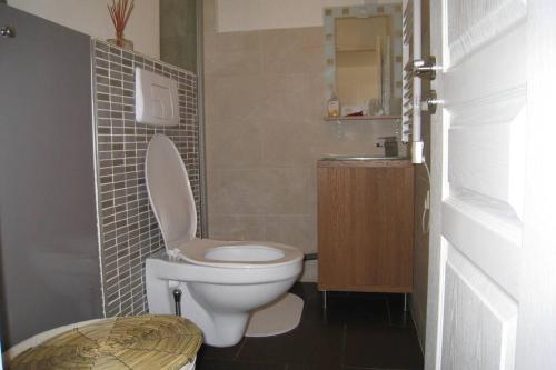 ein kleines Badezimmer mit Toilette und Waschbecken in der Unterkunft Charmante maisonnette aux portes de paris in Saint-Ouen