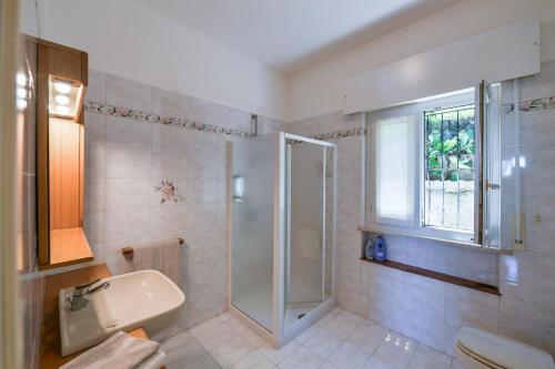 a bathroom with a shower and a sink at Villetta autonoma affacciata sul Golfo Borromeo in Verbania