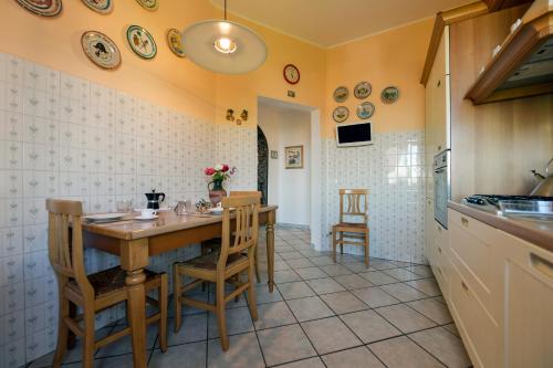 a kitchen and dining room with a table and chairs at Villetta autonoma affacciata sul Golfo Borromeo in Verbania