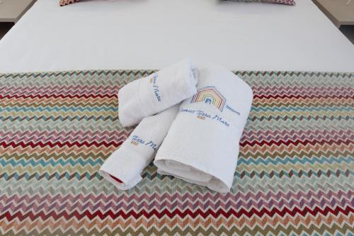 a pile of towels sitting on top of a floor at B&B Domus Terra Mare in Torre San Giovanni Ugento