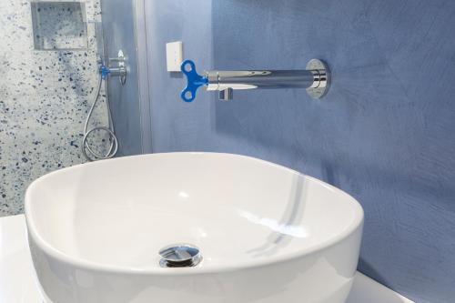 a white sink in a bathroom with a shower at B&B Domus Terra Mare in Torre San Giovanni Ugento
