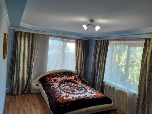 una camera con un letto di fronte a una finestra di Татьянин двор a Kam"janec'-Podil's'kyj
