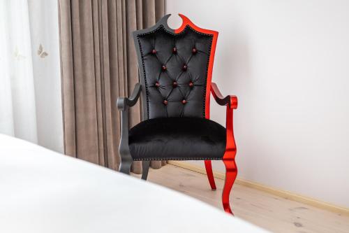 a black chair with a red ribbon at Lakeview beach apartment in Viljandi in Viljandi