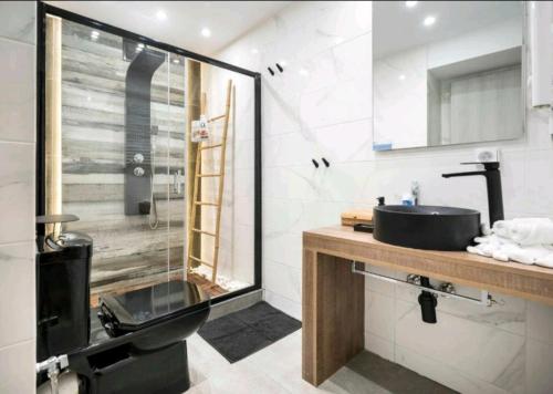 Koupelna v ubytování Romantic Jacuzzi Apartment