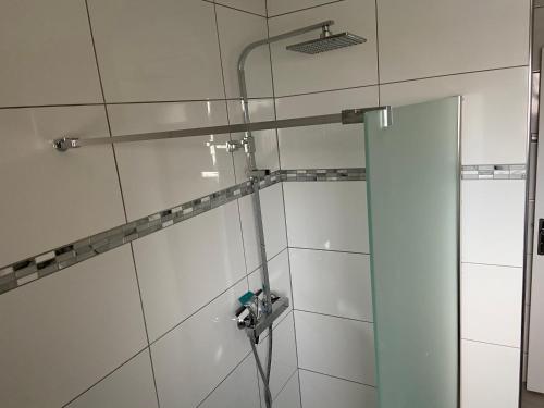 La salle de bains est pourvue d'une douche et d'une porte en verre. dans l'établissement Maison vivancos, à Narbonne