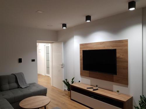 En TV eller et underholdningssystem på MarSim Lux apartman Zagreb
