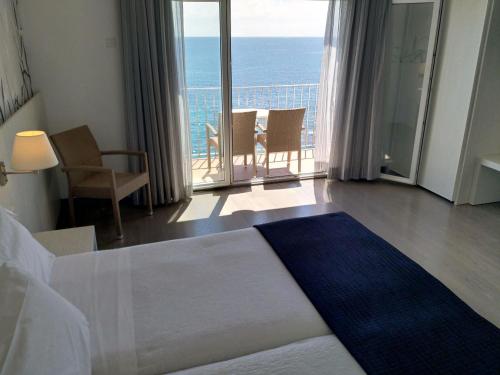 Een bed of bedden in een kamer bij Hotel Mediterrani