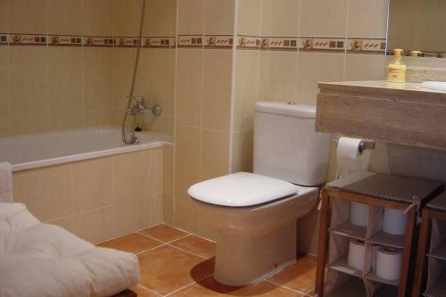 ein Badezimmer mit einem WC und einer Badewanne in der Unterkunft Tresmall in Les Cases d'Alcanar