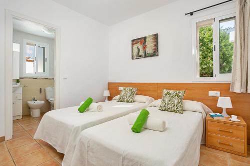 Ένα ή περισσότερα κρεβάτια σε δωμάτιο στο Villa Menorca Raquel by Mauter Villas