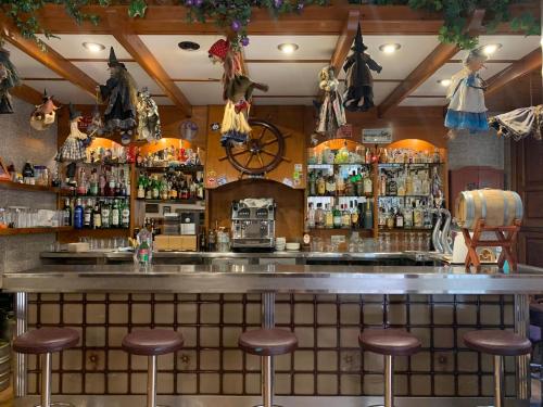 eine Bar mit Barhockern in einem Restaurant in der Unterkunft Tarull in Tossa de Mar