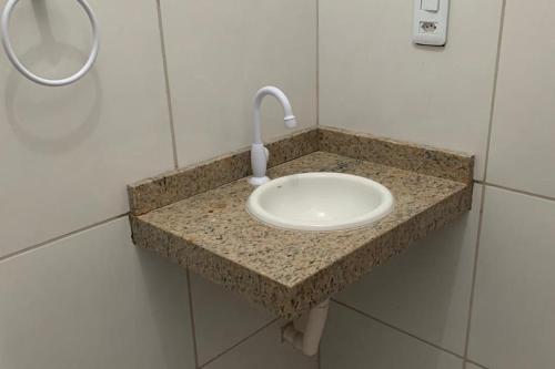 baño con lavabo con grifo en Recanto Maristela en Grossos