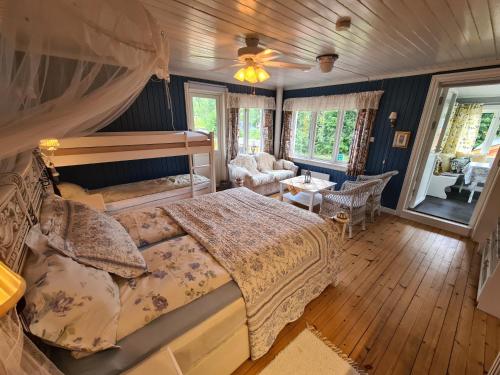een slaapkamer met een bed en een woonkamer bij Solheim Overnatting in Bø