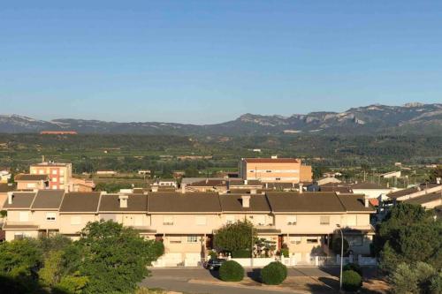 モーラ・デブレにあるApartament Comarques Catalanesの山を背景にした都市の大きな建物