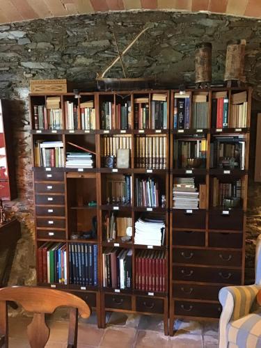 une étagère remplie de livres dans l'établissement Casa Jordi, à Cadaqués