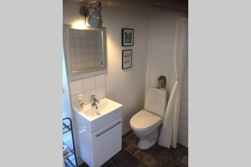 Ванная комната в Charmerende byhus i Præstø centrum