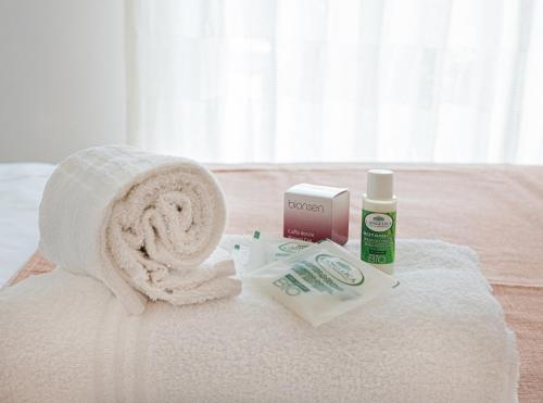 un mucchio di asciugamani e un rotolo di carta igienica su un letto di Bed And Breakfast - Lulugiù a Lagonegro