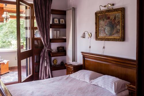sypialnia z łóżkiem i zdjęciem na ścianie w obiekcie Rapsodia Pension w Suczawie