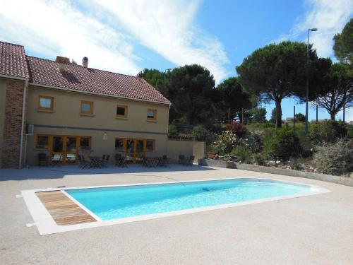 ein großer Pool vor einem Haus in der Unterkunft Villa Martégale Hôtel Restaurant in Martigues