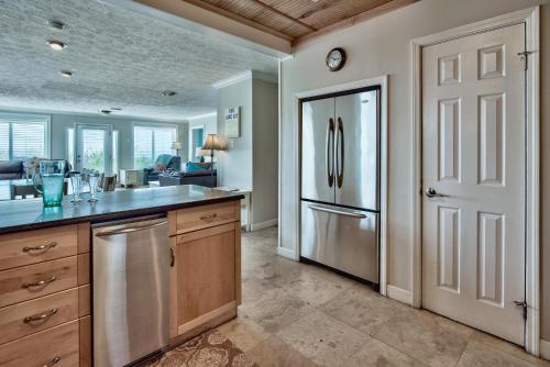 eine Küche mit einem Kühlschrank aus Edelstahl und einer Theke in der Unterkunft Sand Blast - Lovely Beachfront Home With Tons Of Space! in Panama City Beach